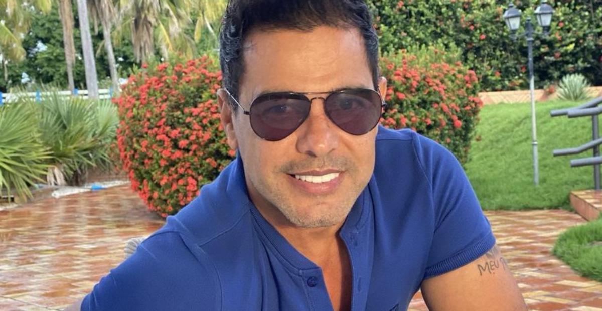 Zezé Di Camargo relembra clique sem camisa e boa forma chama atenção: ”Parece que fez lipo!”
