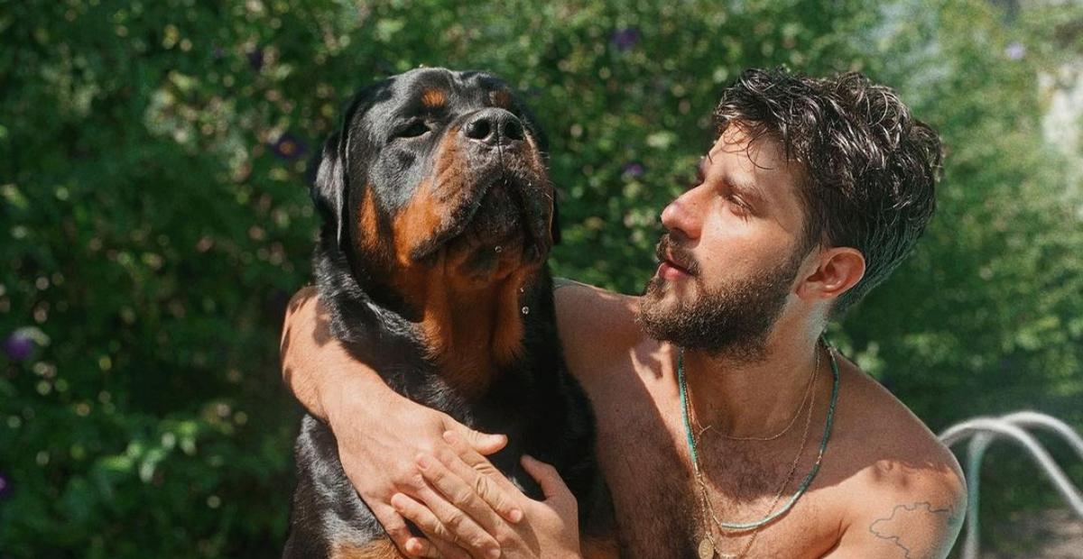 Chay Suede exibe momento divertido ao lado de seu cachorro: ”Pretinho do papai”