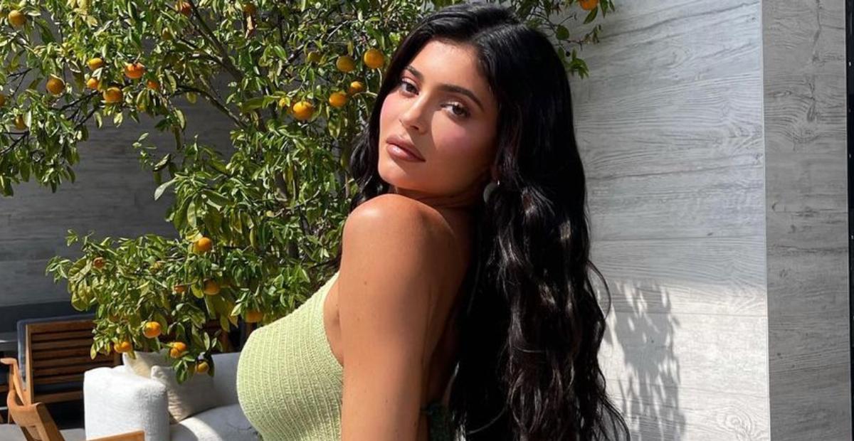 Com vestido preto justinho, Kylie Jenner exibe barrigão da segunda gravidez