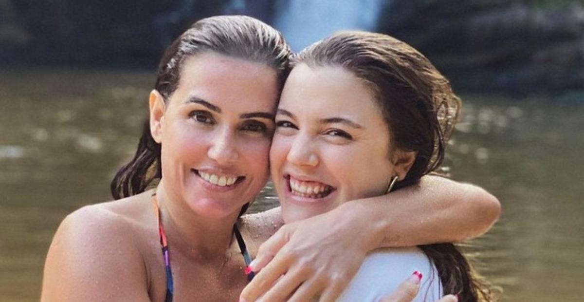 Deborah Secco reúne elenco de nova série, ‘Rensga Hits!’, em festa surpresa para Alice Wegmann
