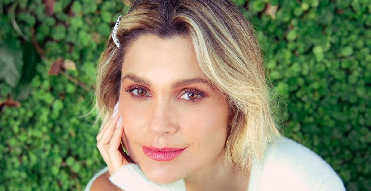 Flávia Alessandra arranca suspiros ao exibir corpão em maiô estiloso: ”É uma perfeição!”