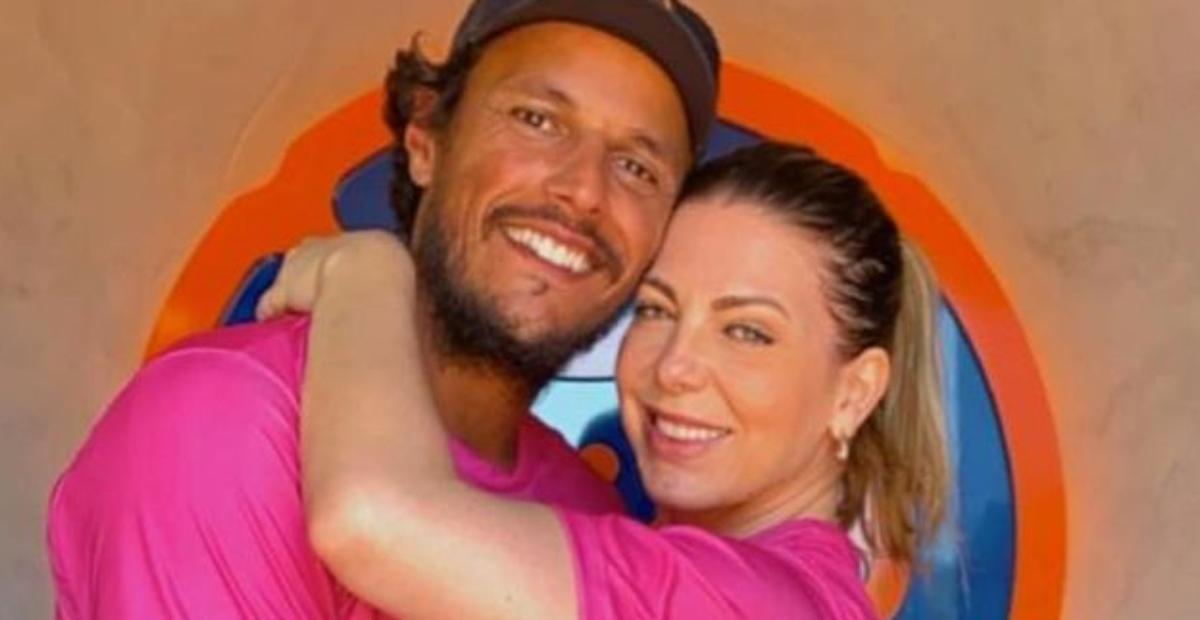 Sheila Mello relembra dia na praia com o namorado: ”Com esse homem, tudo fica espetacular”