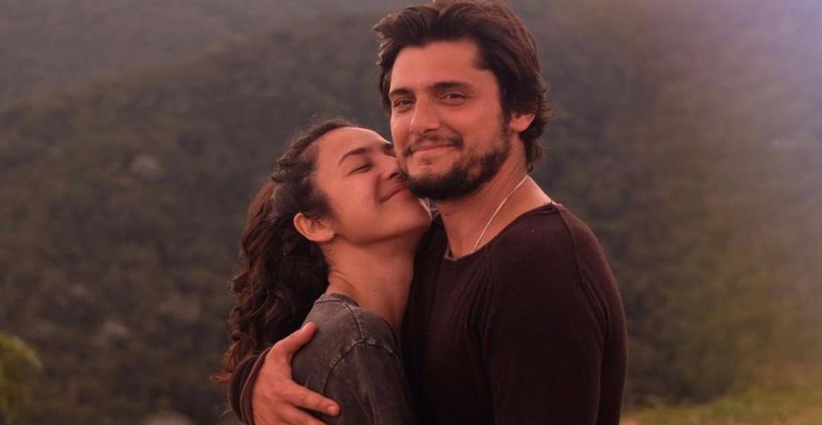 Bruno Gissoni e Yanna Lavigne aproveitam tarde em cachoeira: ”Casal energia”