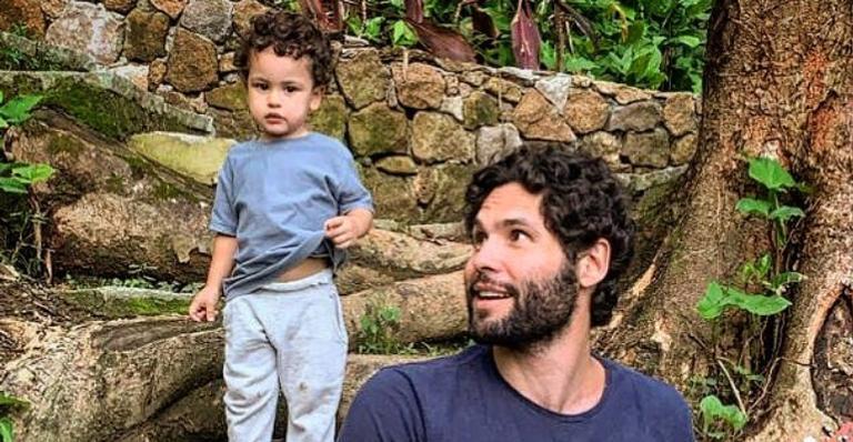 Dudu Azevedo encanta web ao se declarar para o filho em clique divertido: ”Te amo”