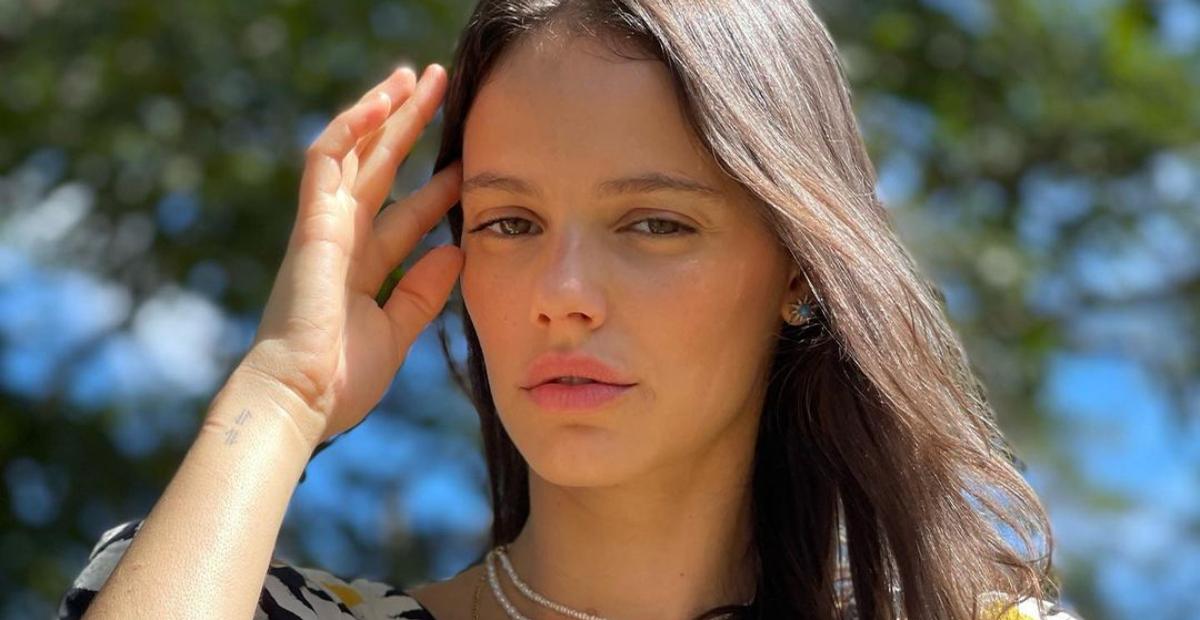 Laura Neiva mostra o barrigão em foto e Chay Suede se derrete: ”Meu tesouro”