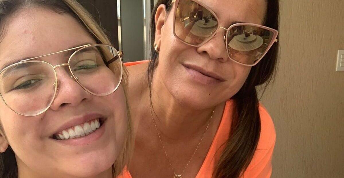 Mãe de Marília Mendonça é socorrida por ambulância após saber da morte da filha