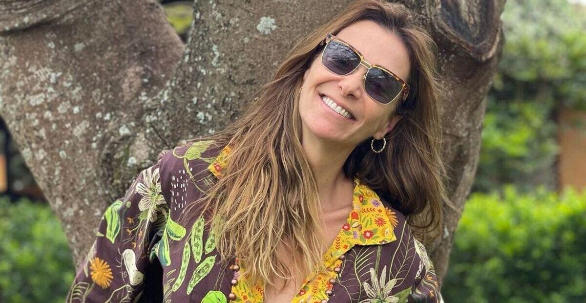 De look fitness, Mônica Martelli exibe barriga treinada ao brincar em cama elástica