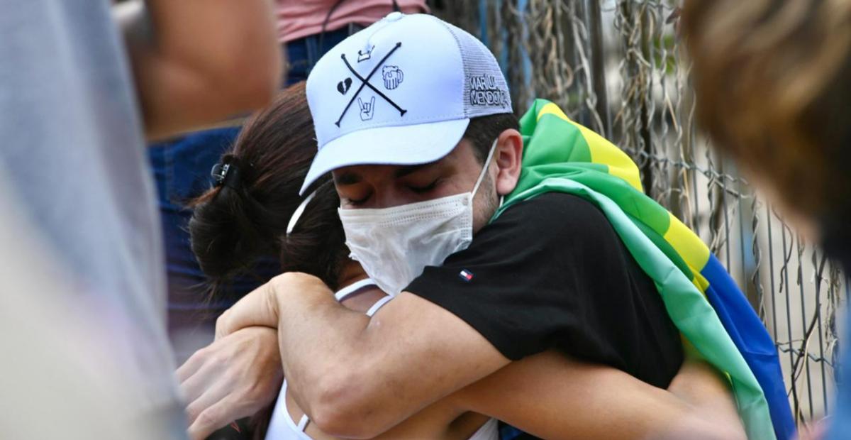 Corpo de Marília Mendonça chega ao velório e fãs fazem fila no local