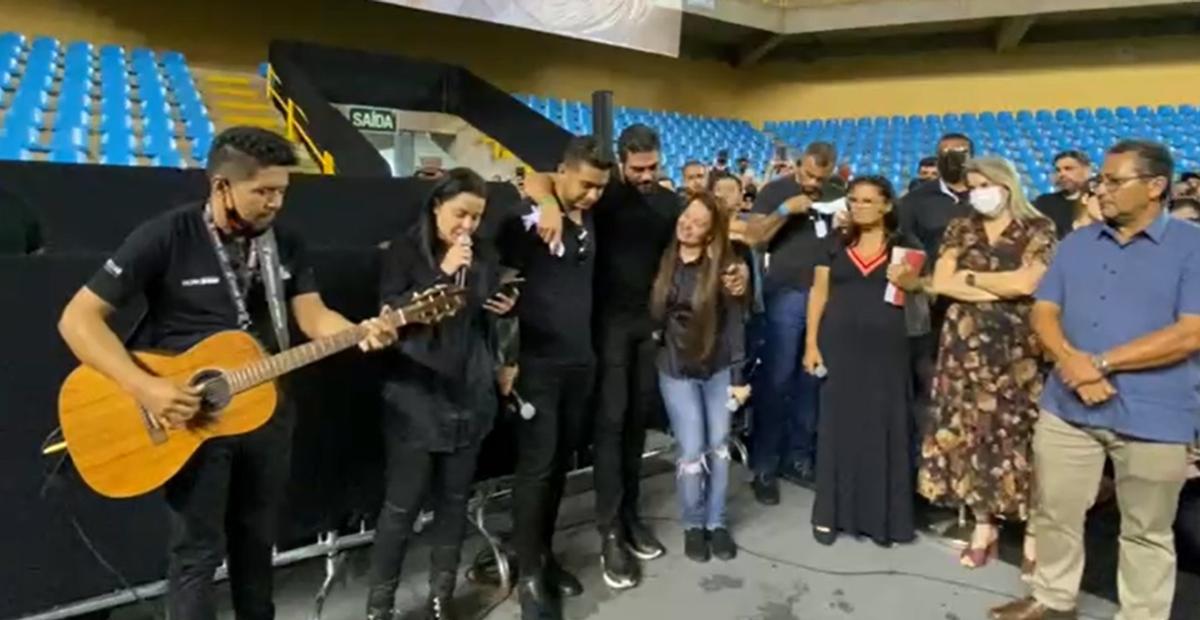 Emocionados, Henrique e Juliano e Maiara e Maraisa cantam no velório de Marília Mendonça