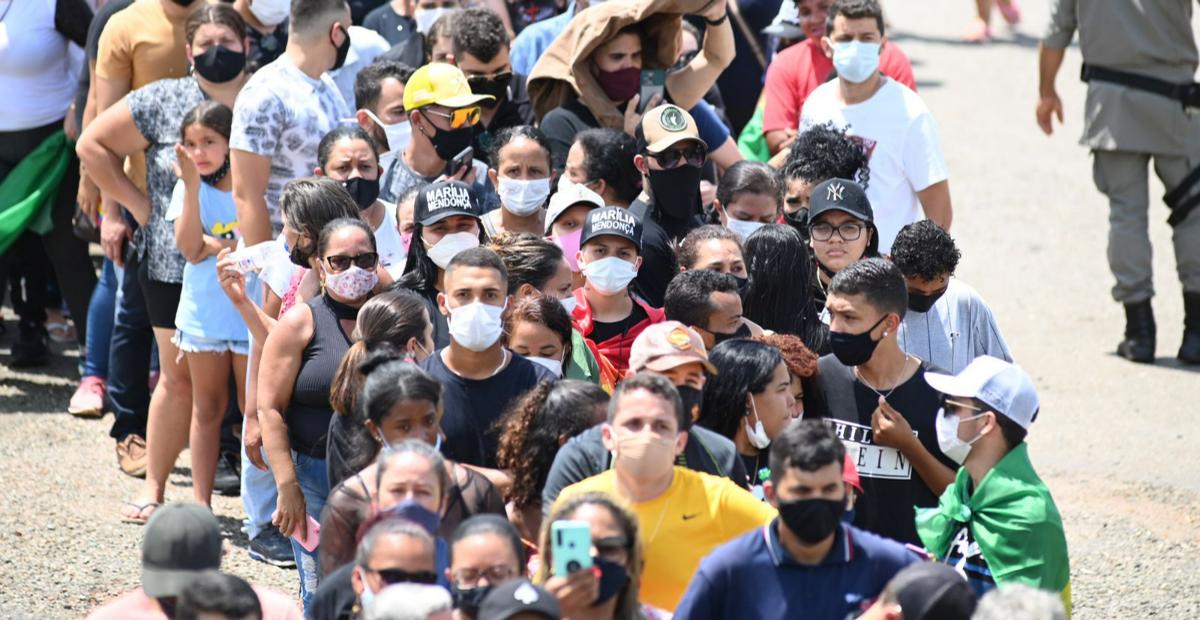 Lotado de fãs, velório de Marília Mendonça é aberto para o público