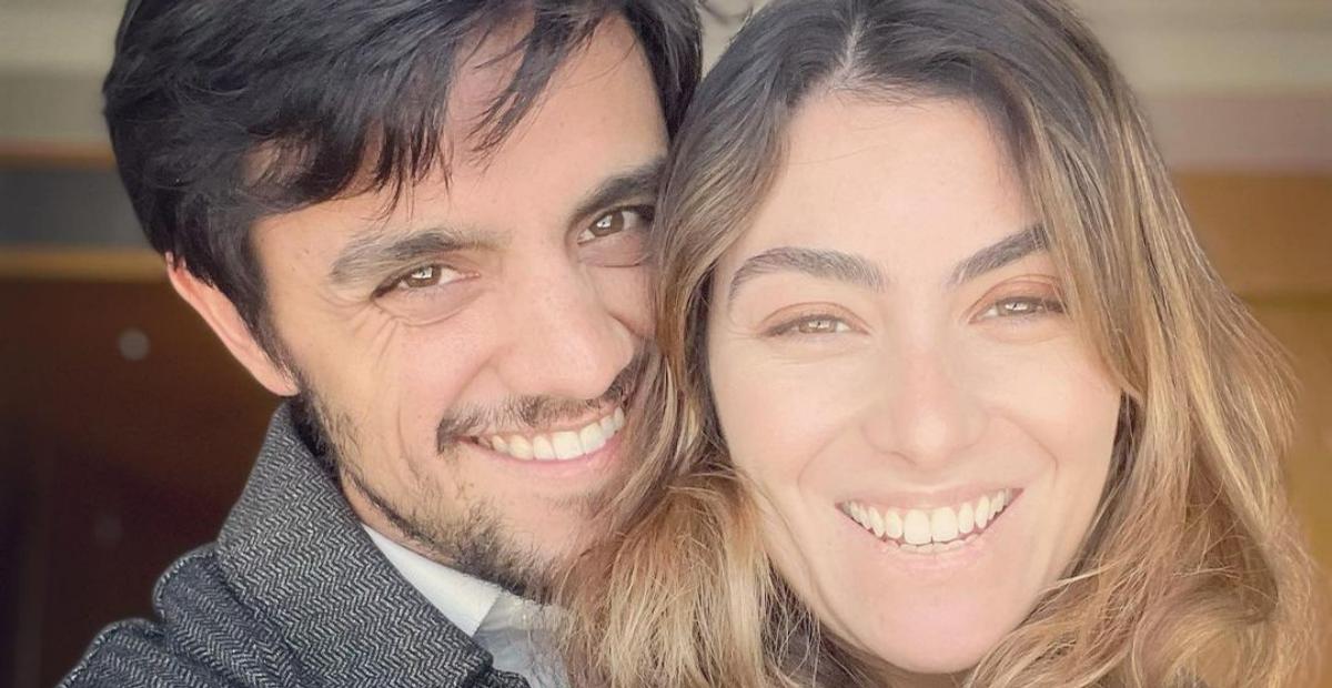 Felipe Simas se derrete ao surgir ao lado da esposa: ”O tempo passa sem pressa ao seu lado”