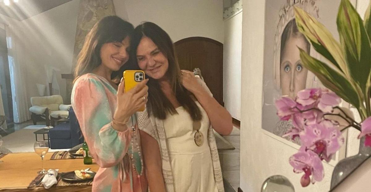Isis Valverde exibe cliques da festa de aniversário da mãe: ”Que delícia de noite”