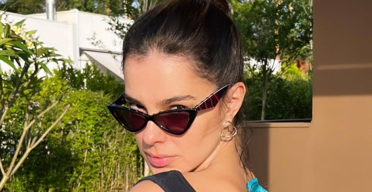 Vera Viel esbanja beleza ao surgir com biquíni mínimo na piscina: ”Lindíssima!”