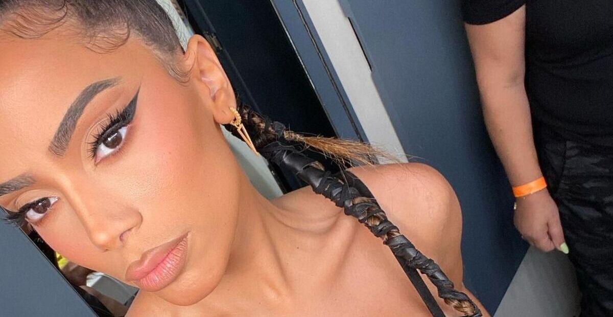 De calcinha fio dental, Anitta abaixa a calça e causa com look: ”Bem básica, mas perigosa!”