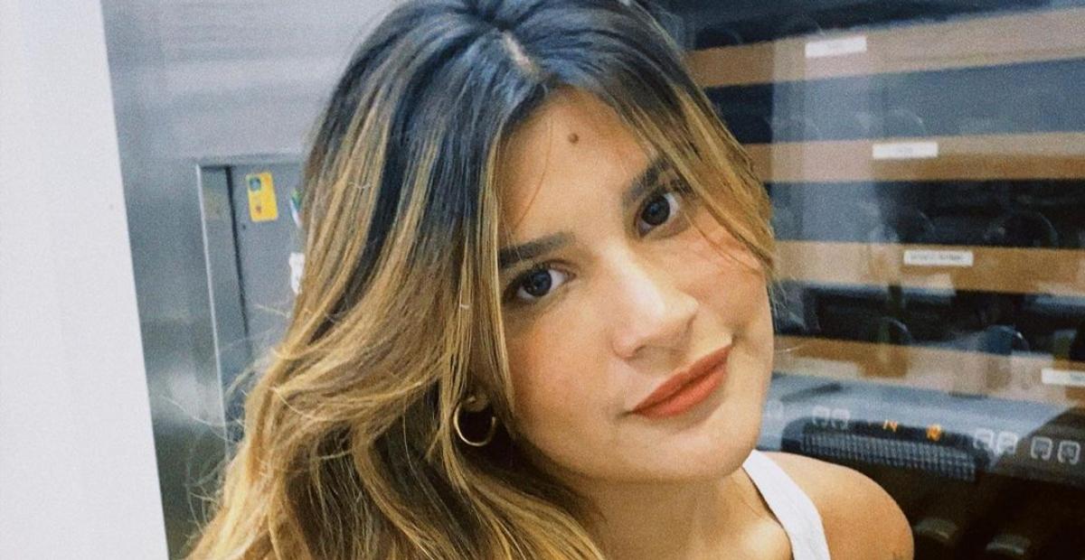 Giulia Costa renova o bronzeado com biquíni cavado fio dental e esbanja curvas: ”Que corpinho!”