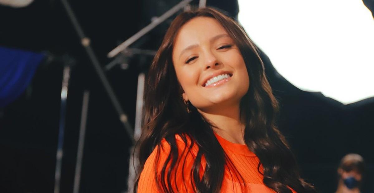 Larissa Manoela surge de chamego com seus cachorrinhos em fotos descontraídas: ”Amor purinho”