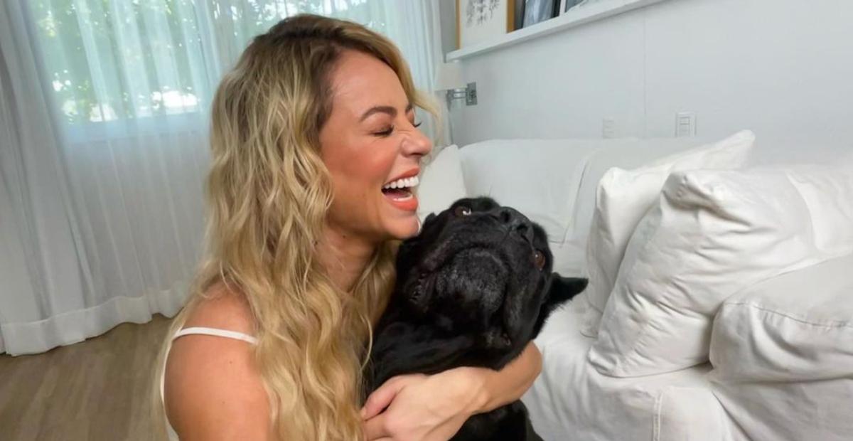 Paolla Oliveira aproveita momento de dengo com o seu pet, Marley
