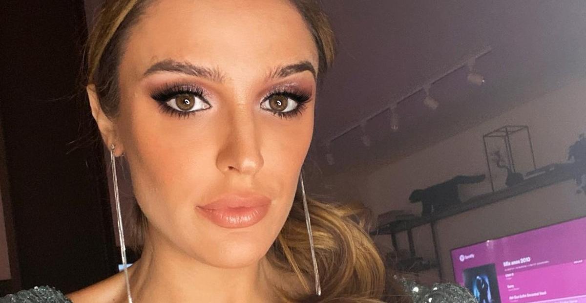 Rafa Brites surge de vestido brilhante e tênis em festa de casamento e web aprova: ”Linda”