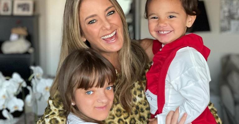 Ticiane Pinheiro se declara ao clicar as filhas com vestidos iguais: ”Amores de mamãe”