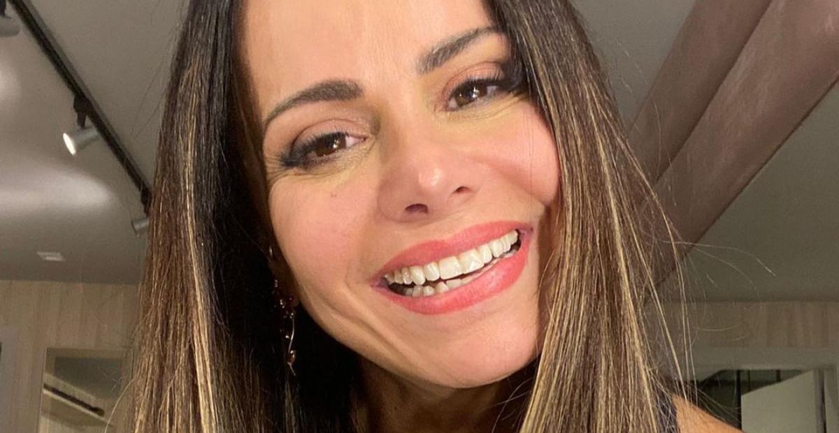De vestido justo, Viviane Araújo mostra rebolado enquanto se prepara para ensaio na Salgueiro