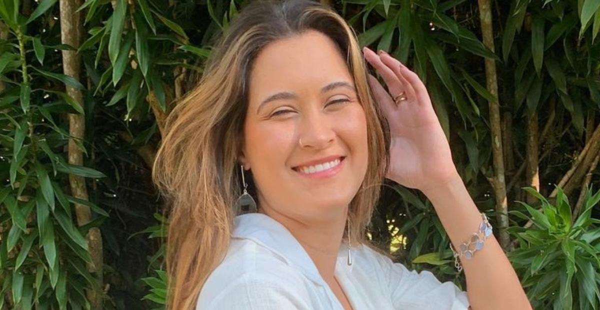 Filha gata de Fátima Bernardes ostenta curvas de biquíni com decote profundo: ”Espetáculo”