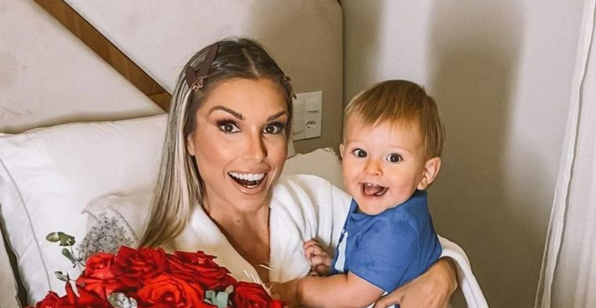 Flávia Viana exibe filho brincando com equipamento de DJ e se derrete: ”Meu preferido!”