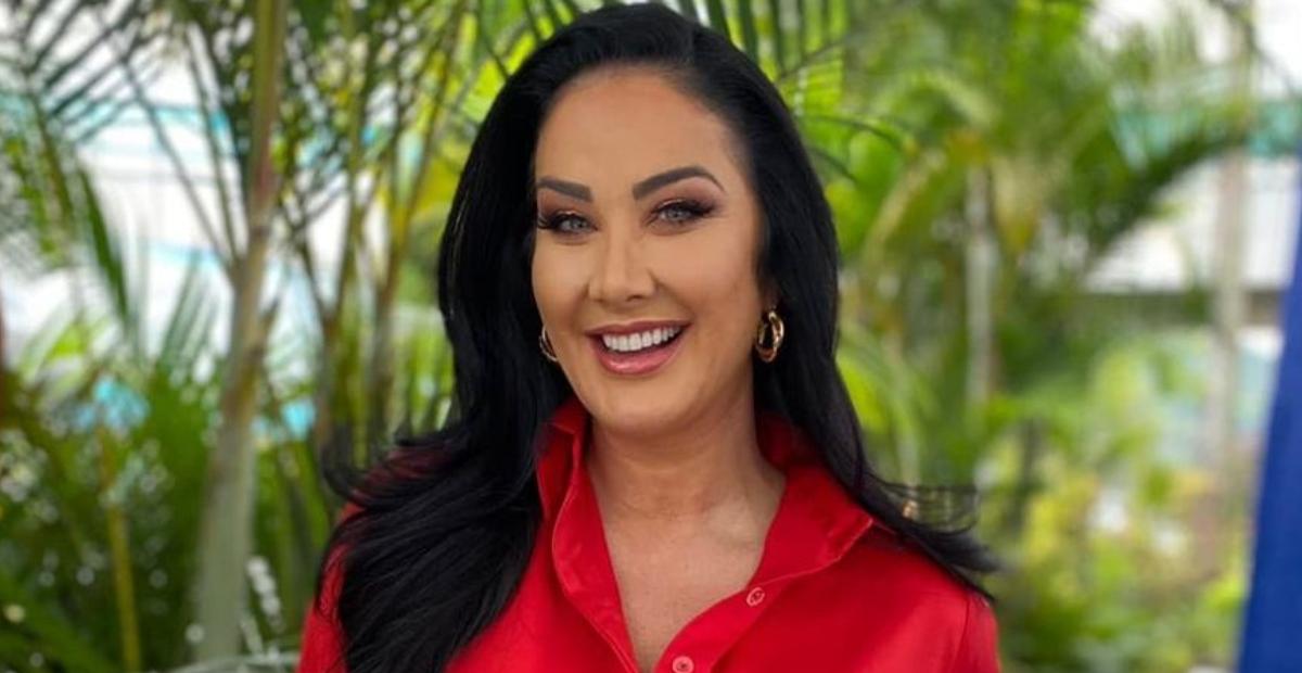 Helen Ganzarolli abre a camisa e exibe sutiã decotado em look de tirar o fôlego: ”Deslumbrante”