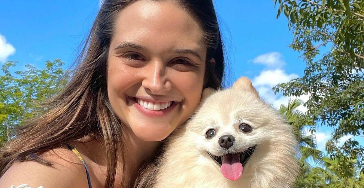 Juliana Paiva exibe momento carinhoso ao lado de seu cãozinho e celebra: ”Dois anos desse carinha”