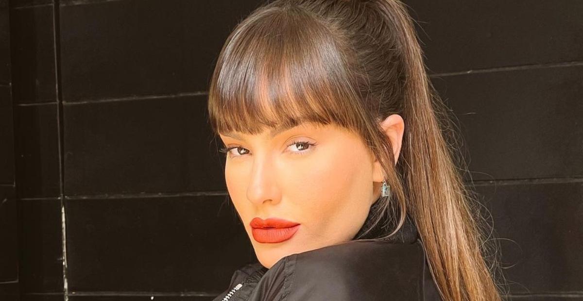 De biquíni sem alça, Thais Braz abre o short e ostenta corpaço e barriga sarada: ”Sensacional!”