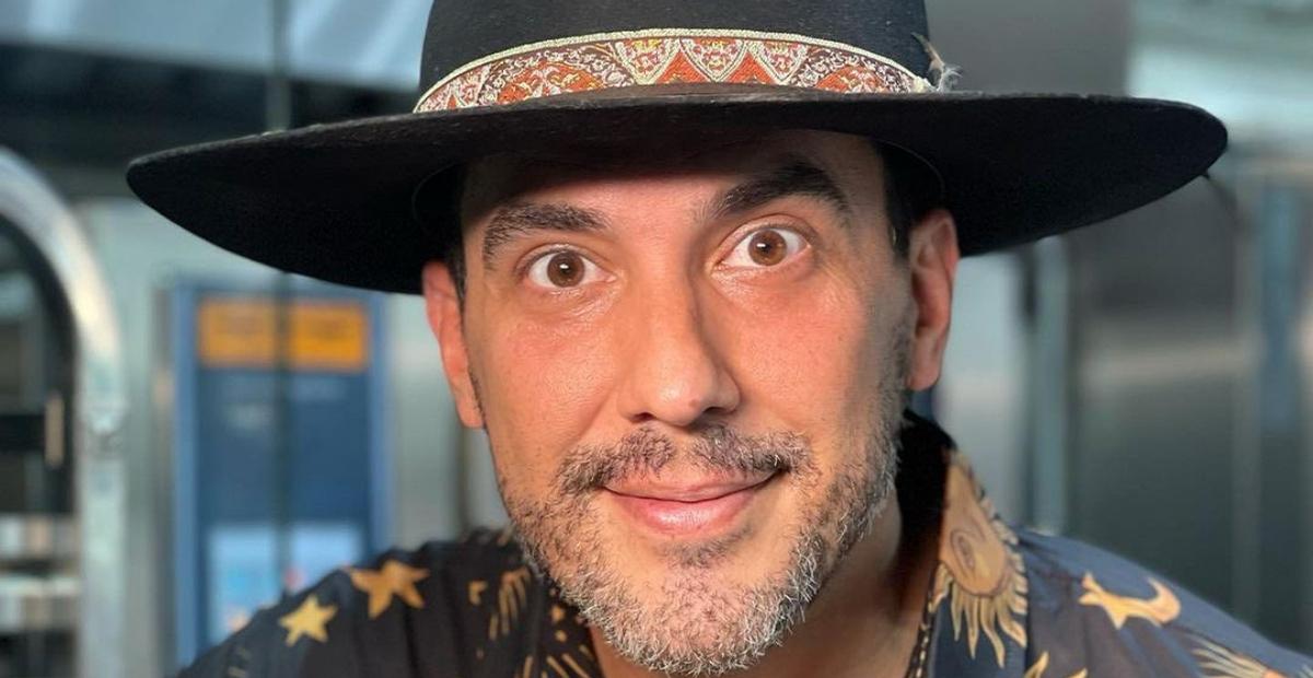André Marques surge em aeroporto e faz mistério sobre viagem: ”Vou ali e já volto”