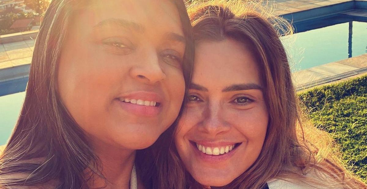 Carolina Dieckmann posta linda selfie e se declara para Preta Gil: ”Sol da minha vida”