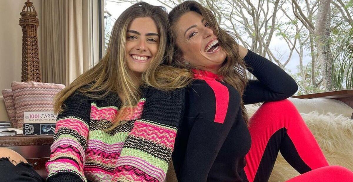 De biquíni, Elaine Mickely e a filha esbanjam beleza espetacular em praia do Caribe
