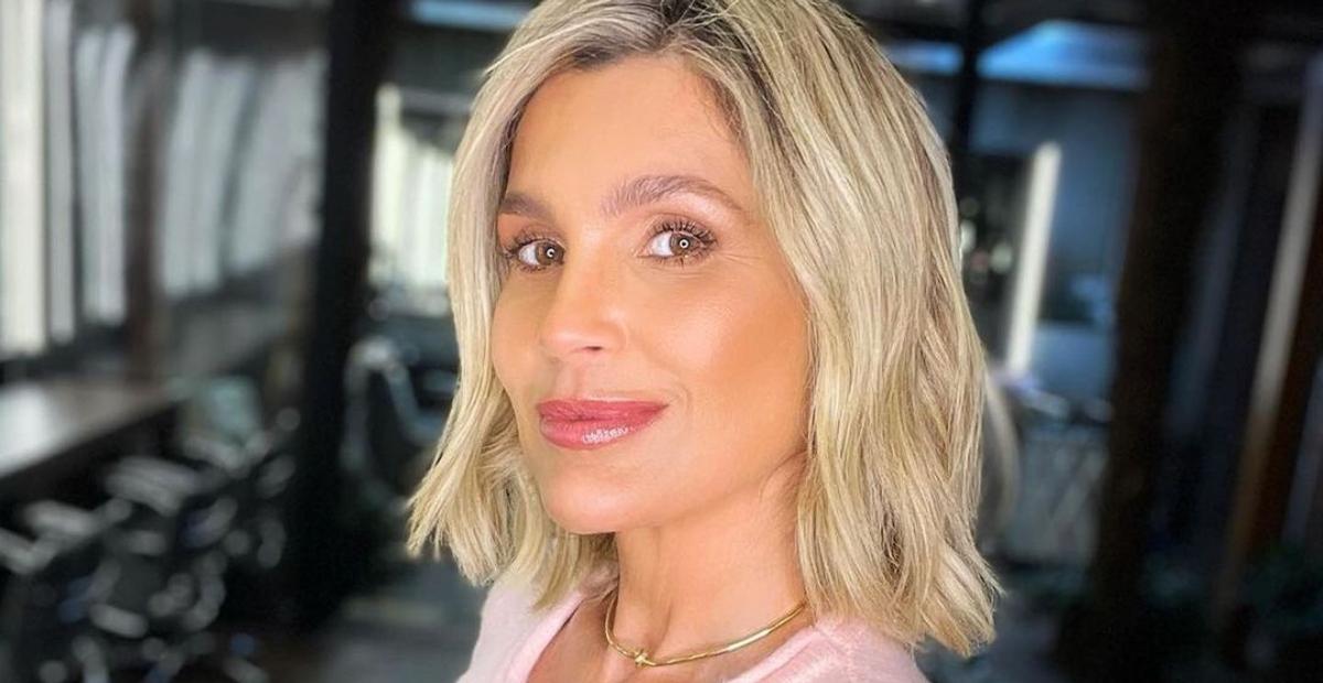 Flávia Alessandra deixa corpão marcado em vestido justo e aposta em acessórios grifados de R$16 mil