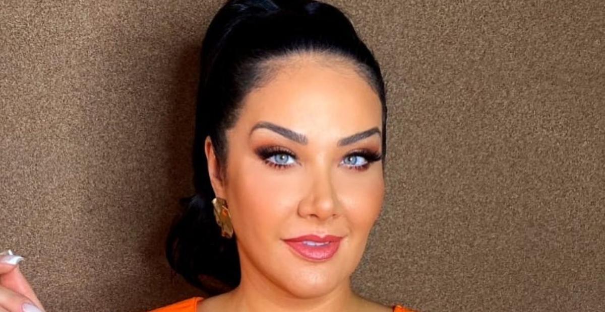 Sem sutiã, Helen Ganzarolli aposta em look deslumbrante com decote quase até o umbigo: ”Surreal”
