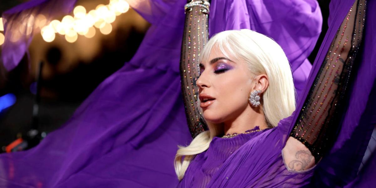 Lady Gaga aposta em vestido transparente roxo dramático com fenda na pré-estreia de ‘House of Gucci’