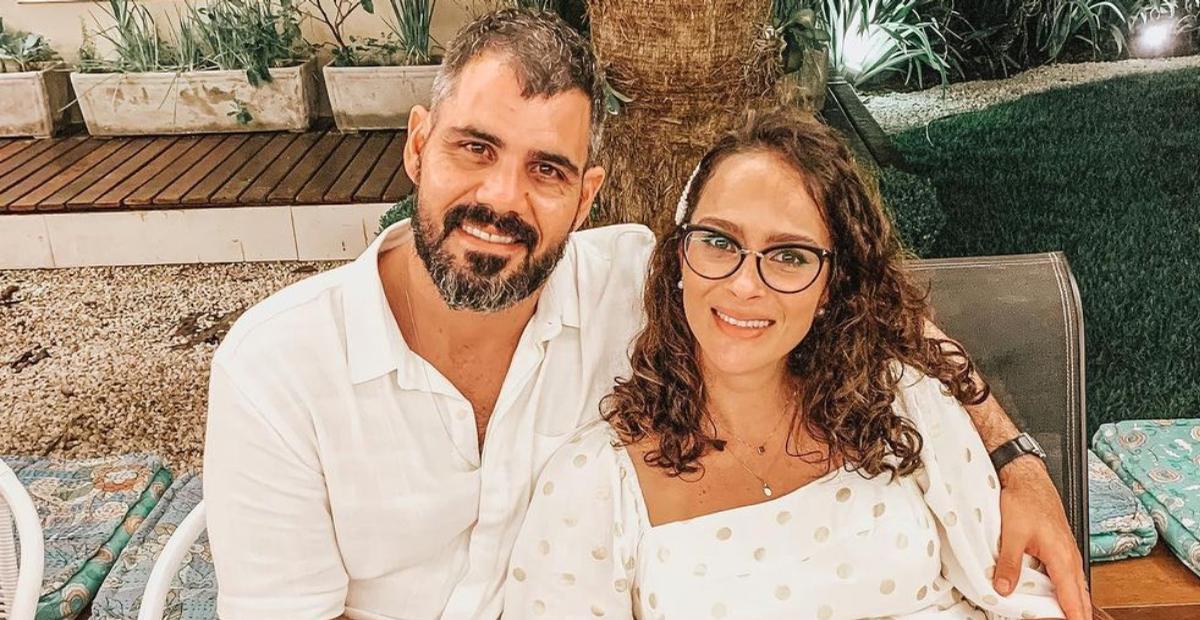 Letícia Cazarré se derrete ao ver Juliano Cazarré em momento carinhoso com os filhos