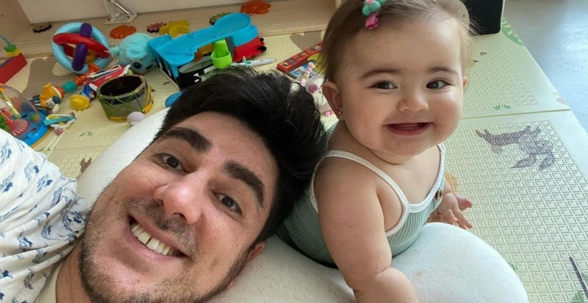 Sorridentes, Marcelo Adnet surge em foto fofa com a filha e encanta a web: ”Vontade de morder”