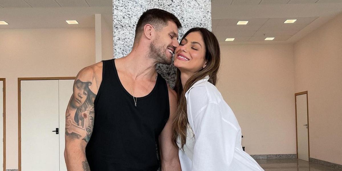 Na Califórnia, Jonas Sulzbach divide clique romântico com Mari Gonzalez em praia paradisíaca