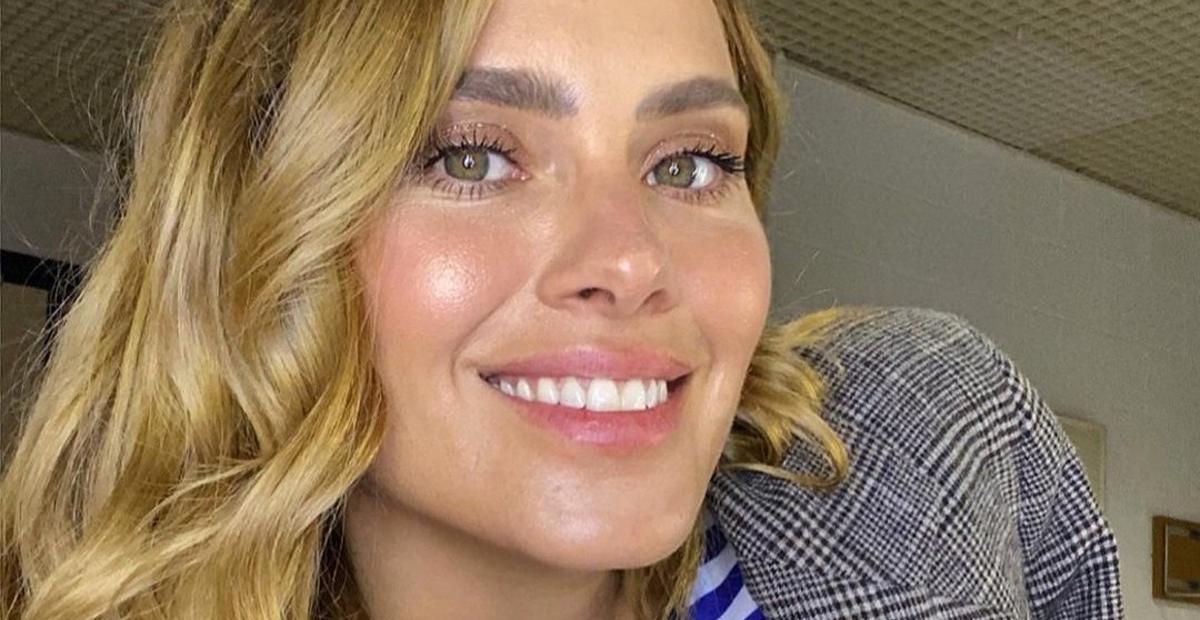 Em clima de TBT, Carolina Dieckmann resgata clique de maiô e fãs rasgam elogios