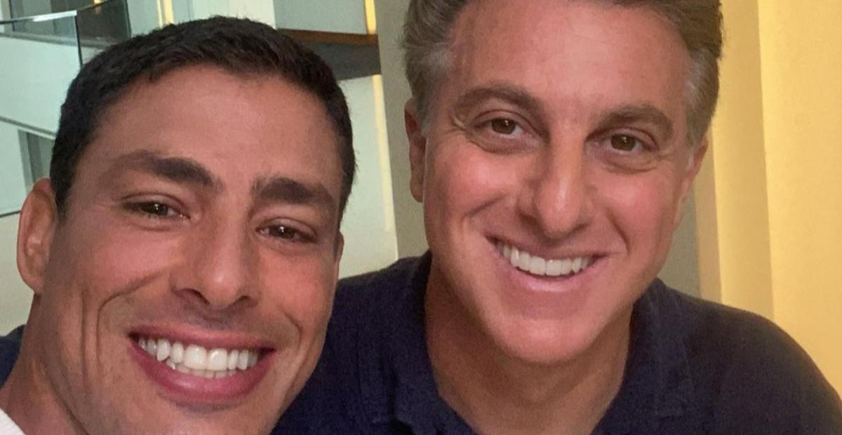Cauã Reymond surge ao lado de Luciano Huck durante gravação do ‘Domingão’