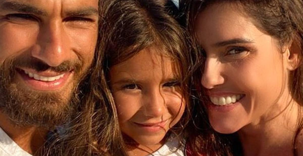 Deborah Secco relembra cliques com marido de Maria Flor ainda bebê e se derrete: ”Saudade”