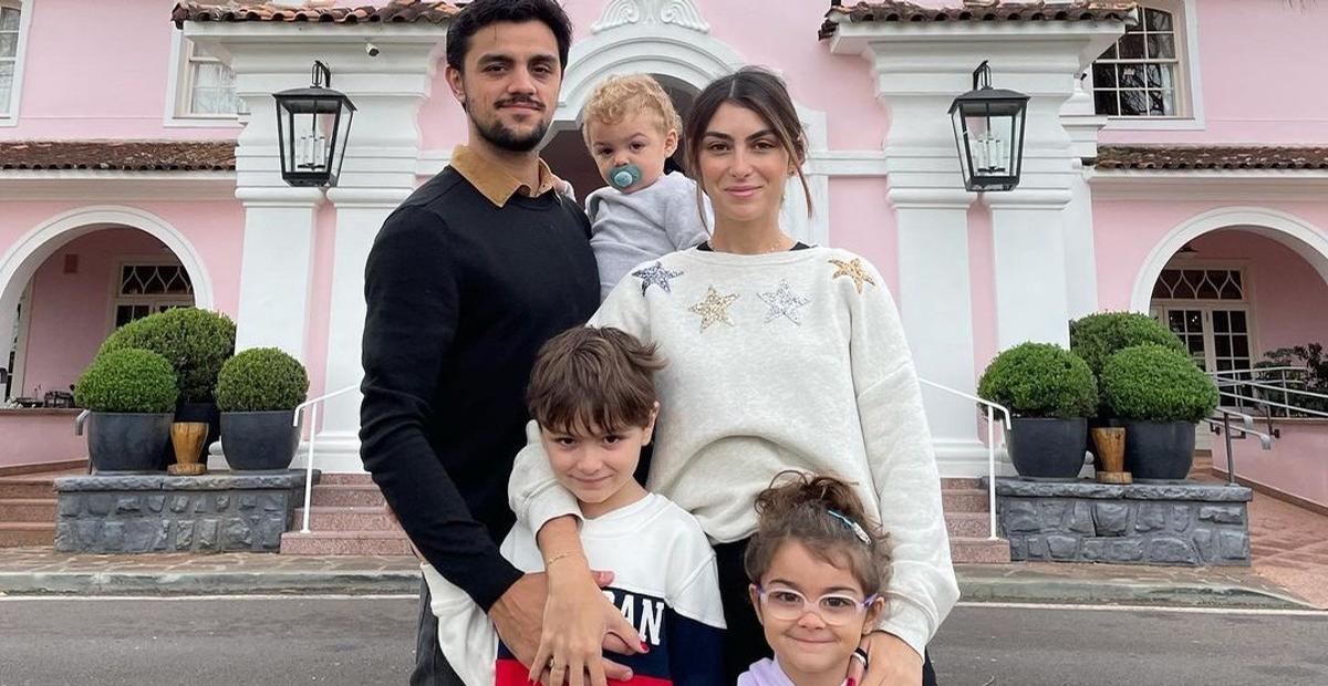 Felipe Simas fala como os filhos impactaram em seu casamento: ”Cada um deles reforçou nosso amor”