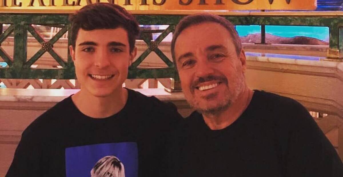 Filho de Gugu Liberato celebra aniversário com a mãe e a namorada