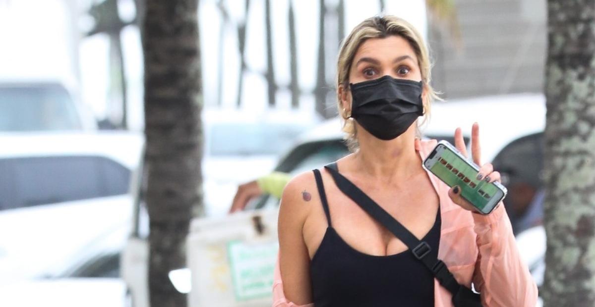 Flávia Alessandra ostenta corpaço com macacão coladinho e decotado ao ser flagrada na academia