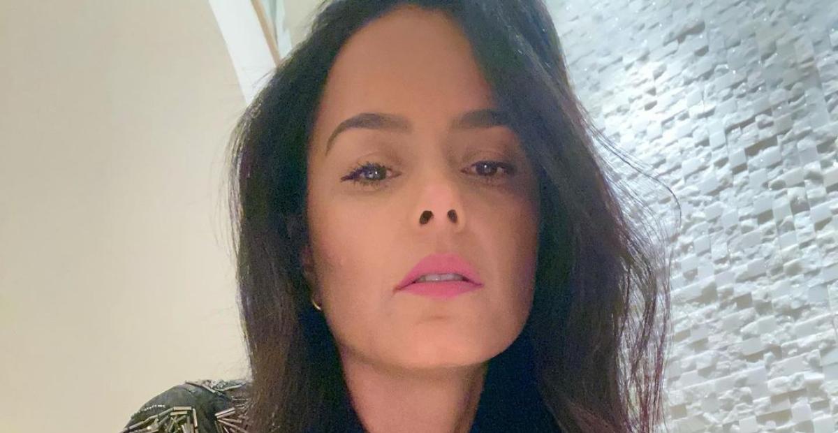 De top, Luciele Di Camargo abaixa a calça e rouba a cena com barriga sarada na academia
