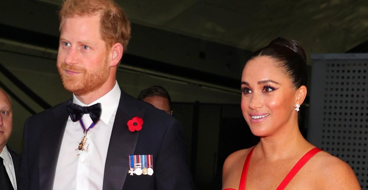 Deslumbrante, Meghan Markle rouba a cena com vestido vermelho, decotado e fendado em evento de gala