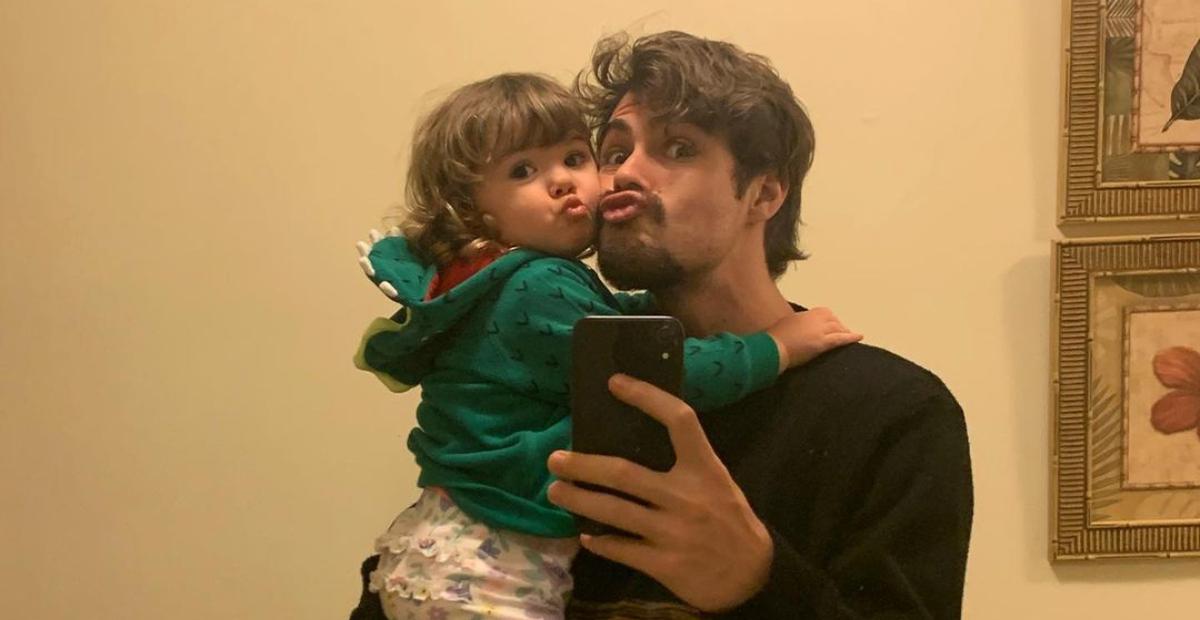 Rafa Vitti se diverte em passeio matinal na praia com a filha, Clara Maria