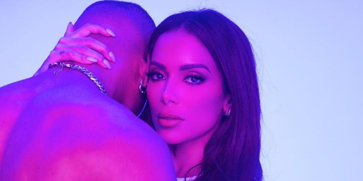 Anitta faz performance ousada em cenas sensuais do clipe de ‘Envolver’, sua nova música em espanhol