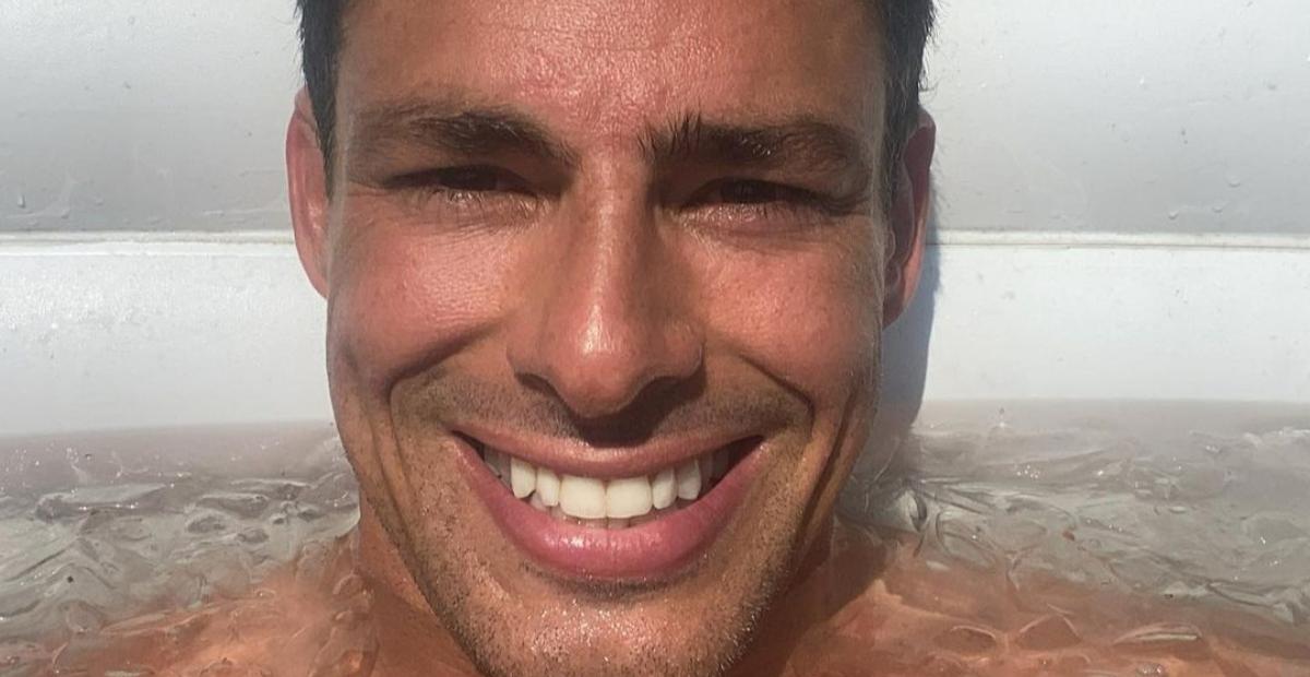 Cauã Reymond arranca suspiros da web ao surgir embaixo do chuveiro: ”Perfeito sem defeitos”