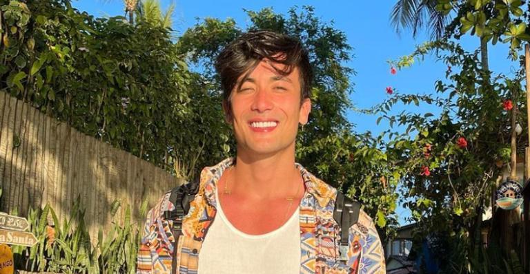 Descamisado, Daniel Caon exibe físico malhado em clique paradisíaco: ”Bom dia”